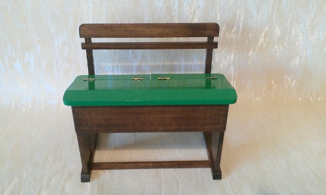 Школьная парта — Мебель для кукол и домиков: фото