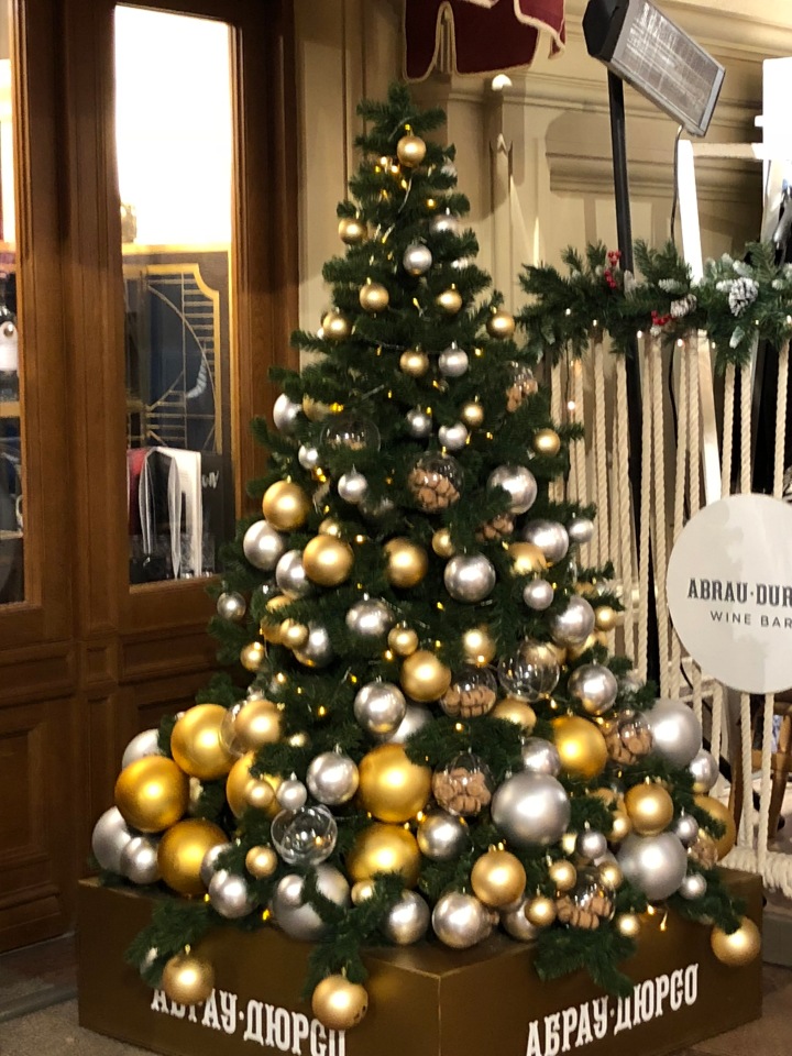 Москва предновогодняя... выставка новогодних елок в ГУМе - очень красиво
