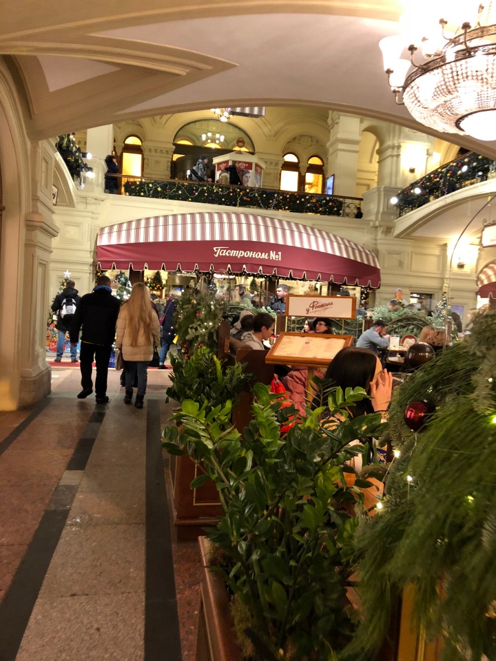Москва предновогодняя... выставка новогодних елок в ГУМе - очень красиво