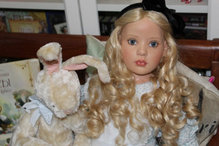 Алиса из Страны Чудес и ее кролик