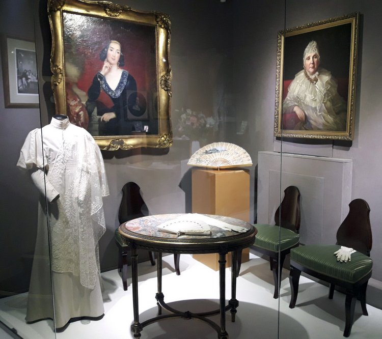 Выставка "Узоры свадьбы кружевной". Зал 1