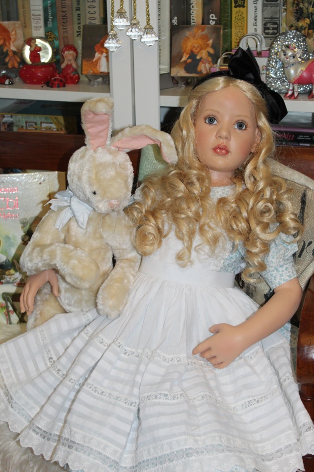 Алиса из Страны Чудес и ее кролик