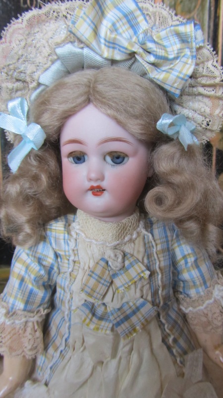 Новое платье для старой куклы