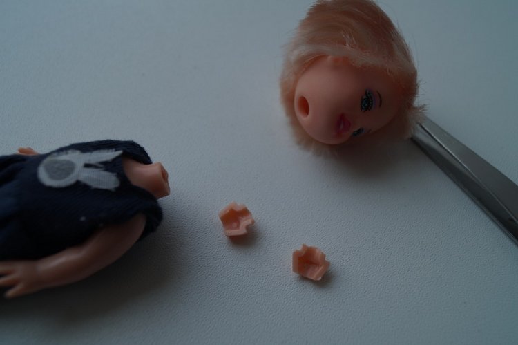 Первая июльская выписка. Две разные поломки шейного крепления - исправляем. Санаторий для кукол. И новые пациенты