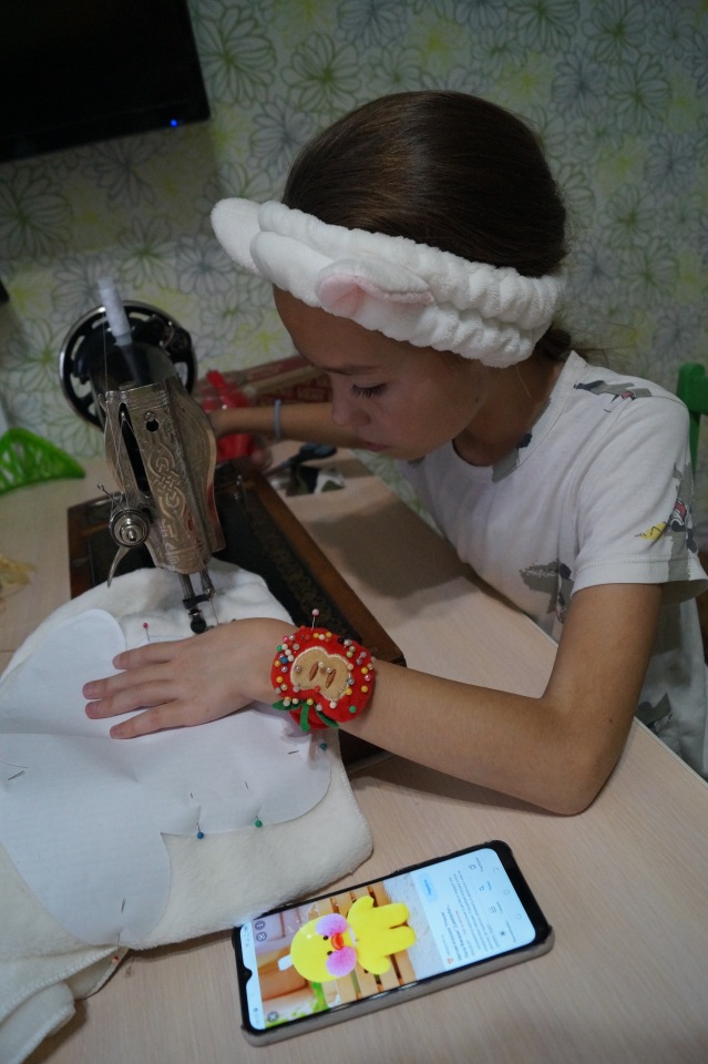 Агаша сшила подарок для сестры на новый год и купальник для Свег LOL OMG (фото 10)