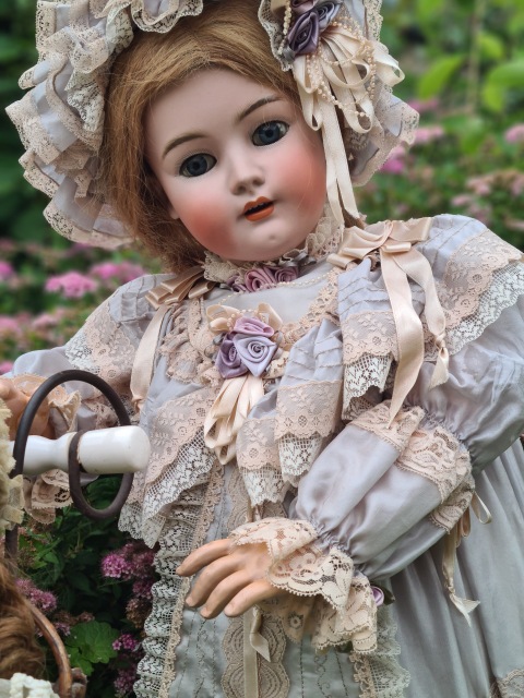 Приглашаем всех на прогулку двух сестричек