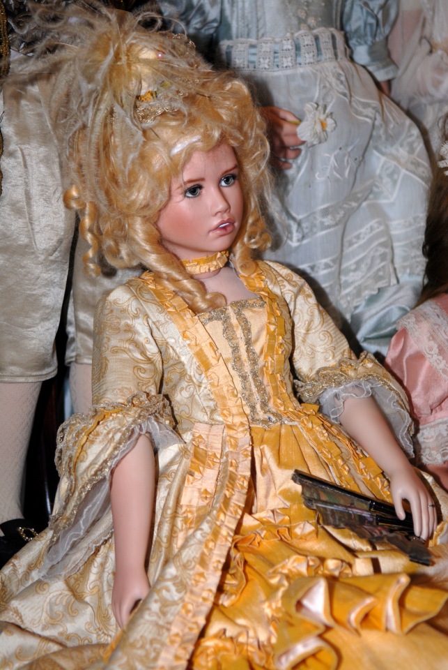 История о том, как я поставила кукол в витрину. Проект "За стеклом"