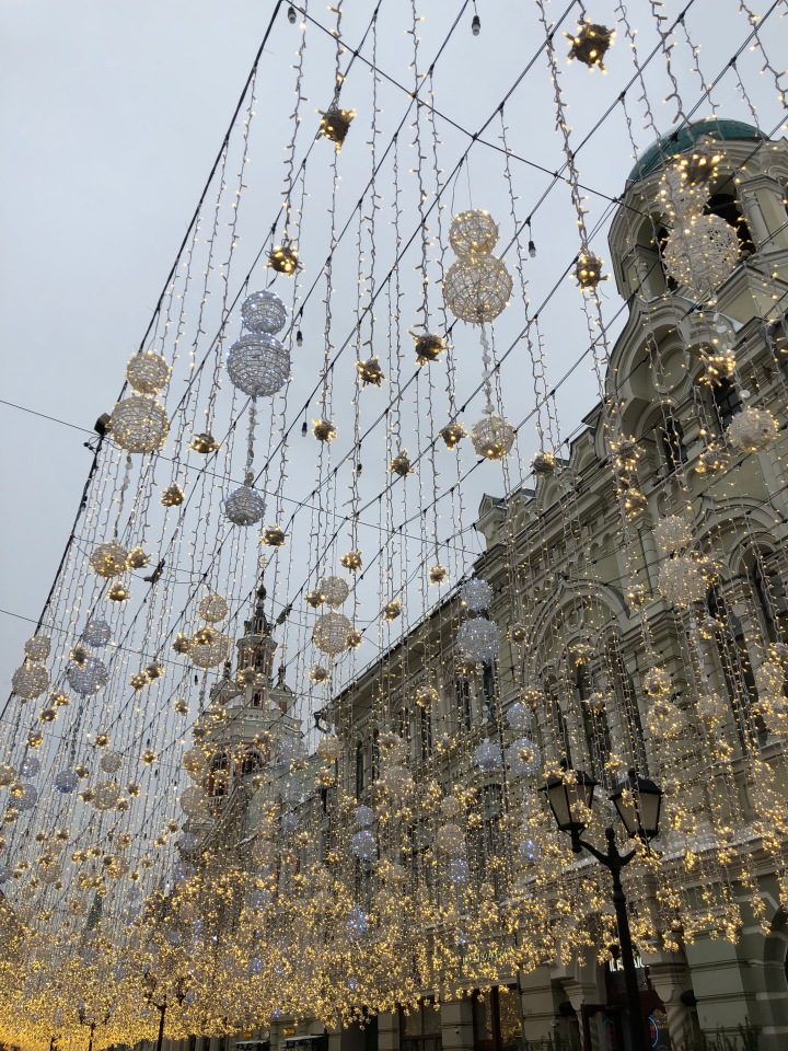 Москва предновогодняя... выставка новогодних елок в ГУМе - очень красиво (фото 2)