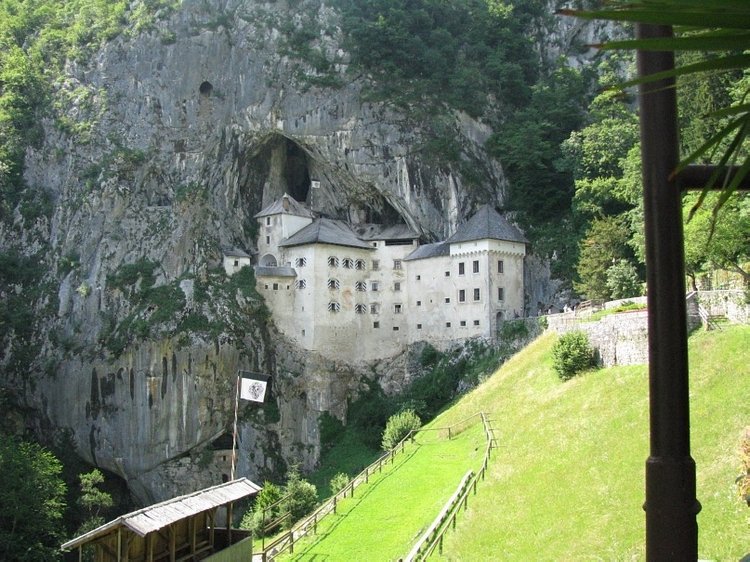 Незабываемая экскурсия по Словении: Постойная Яма и Предъямский замок