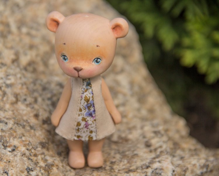 Мишка девочка с глазами из самого синего льда (вырезана из кедра, пахнет медом) (фото 6)