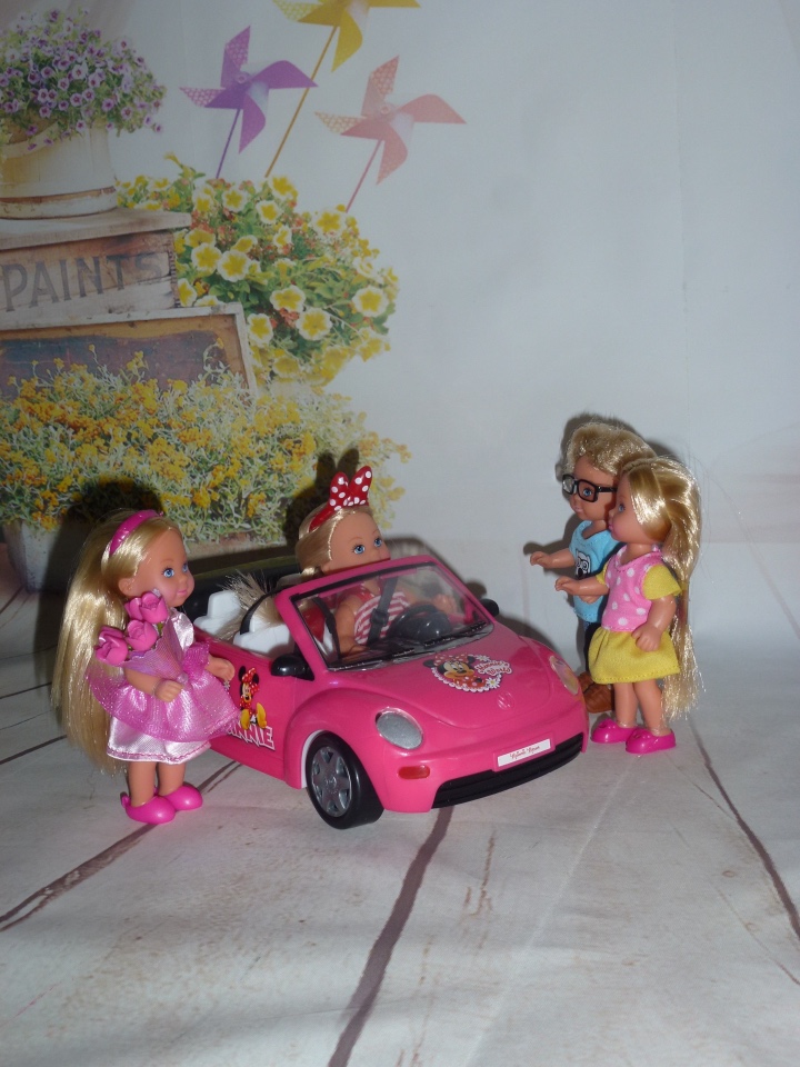 Встречаем сестру Минни в кабриолете (фото 5)