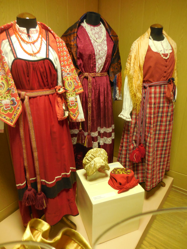 "Девки, жонки и кукольные наряжонки"