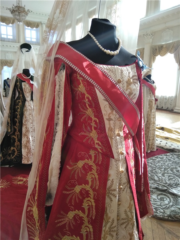 Выставка костюмов к фильму " Матильда"