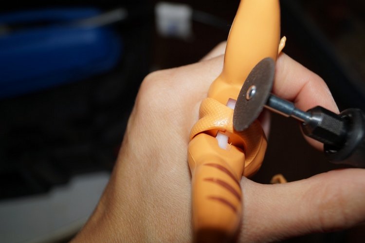 Замена сломанной ноги кукле Monster High (фото 3)