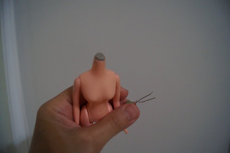 Первая июльская выписка. Две разные поломки шейного крепления - исправляем. Санаторий для кукол. И новые пациенты