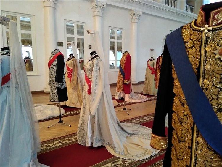 Выставка костюмов к фильму " Матильда"