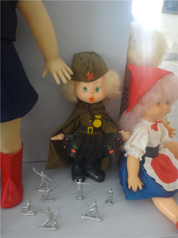 Выставка " Лабиринты кукольной жизни"