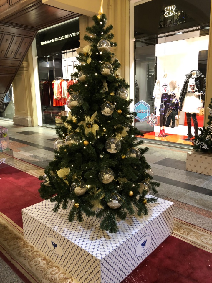 Москва предновогодняя... выставка новогодних елок в ГУМе - очень красиво