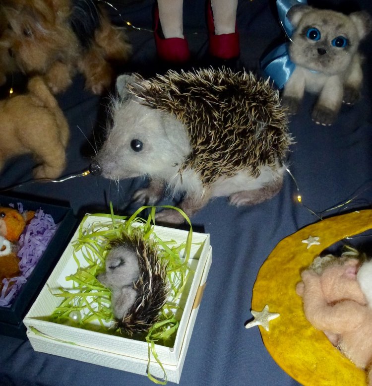 X Юбилейная выставка - Искусство Куклы (Гостиный Двор - 2019) - ЁЖИКИ и СОВУШКИ (фото 3)