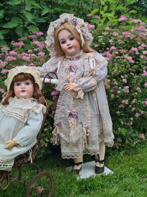 Приглашаем всех на прогулку двух сестричек