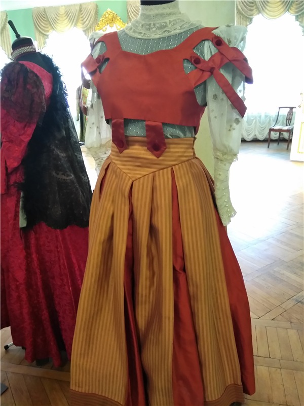 Выставка костюмов к фильму " Матильда", часть 2