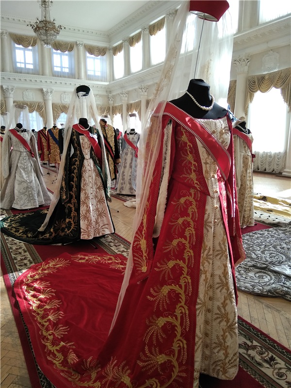 Выставка костюмов к фильму " Матильда"