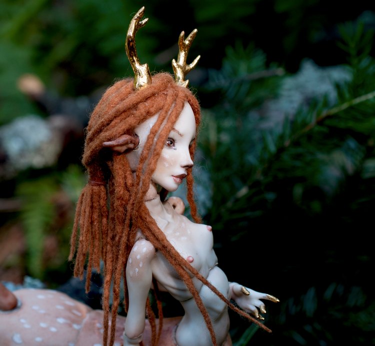 Фарфоровая шарнирная оленедевочка Торн