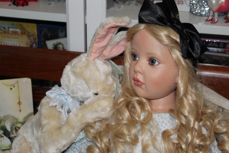 Алиса из Страны Чудес и ее кролик