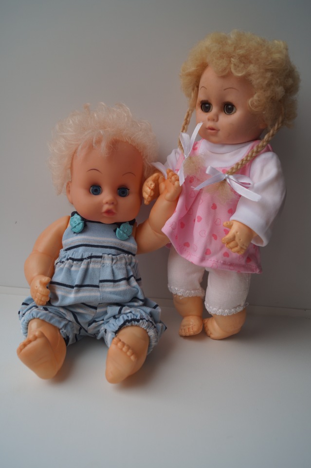 Вторая выписка октября. Машенька здорова. Кукла из лужи стала милашкой. Коровка замычала. Как поставить Лолочку на ножки,