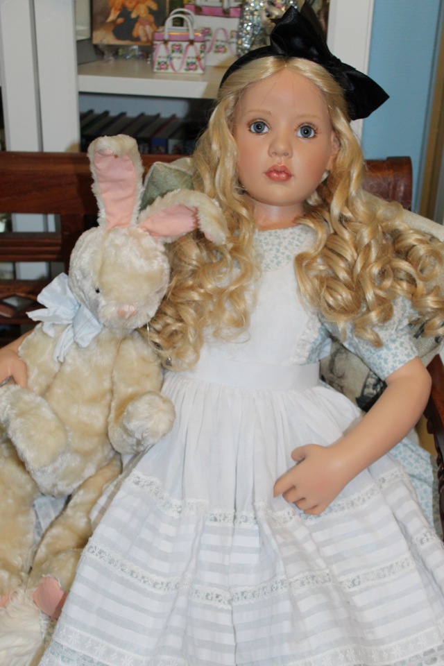 Алиса из Страны Чудес и ее кролик (фото 10)