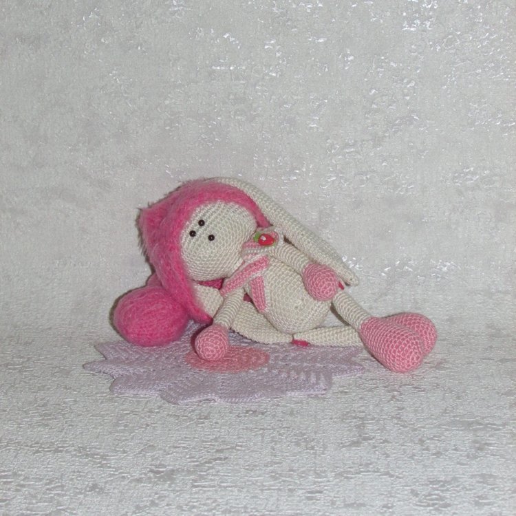 Авторская вязаная игрушка (амигуруми): Зая - недотрога (фото 6)