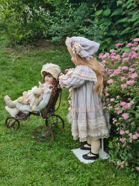 Приглашаем всех на прогулку двух сестричек