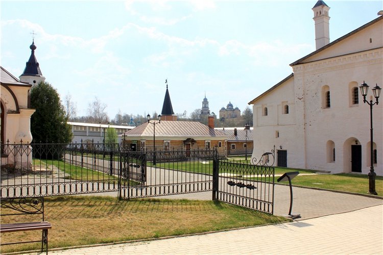 Накануне Светлого Праздника Пасхи. Старица, Свято-Успенский монастырь (фото 8)