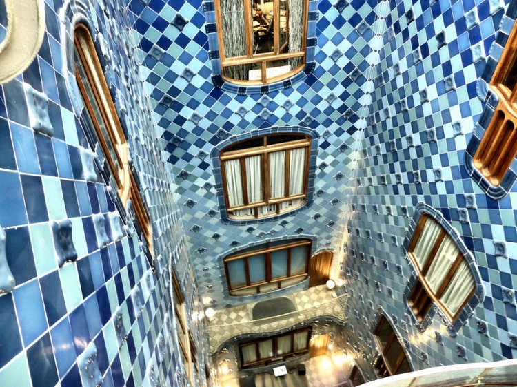 Сказочный домик конфетной страны или гениальное творение Гауди