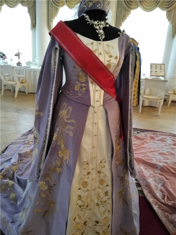 Выставка костюмов к фильму " Матильда"