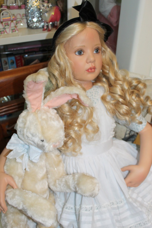 Алиса из Страны Чудес и ее кролик