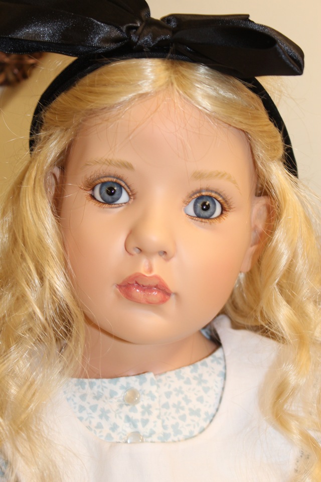 Встреча коллекционеров в магазине. Выбор кукол из новой коллекции Гюнзел. Часть первая - Алиса. ОПРОСНИК (фото 8)