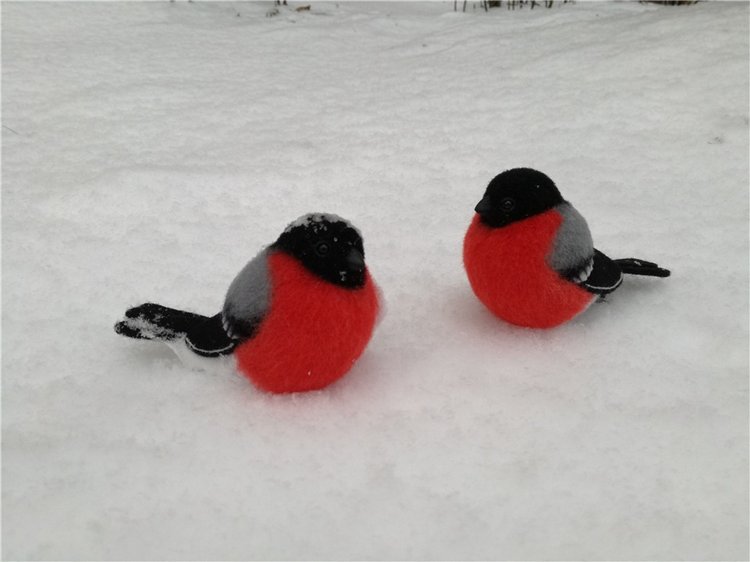 Снегири прилетели и Крошка на ладошке