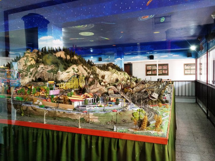 Тайна моего имени. Часть девятая. Испания, Бенальмадена, Парк Тиволи. Лесли путает все планы