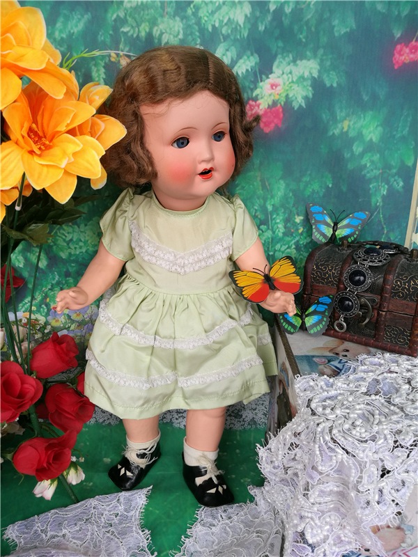 На лесной полянке чудо - на цветочках бантики. Это бабочки расселись, как цветные фантики