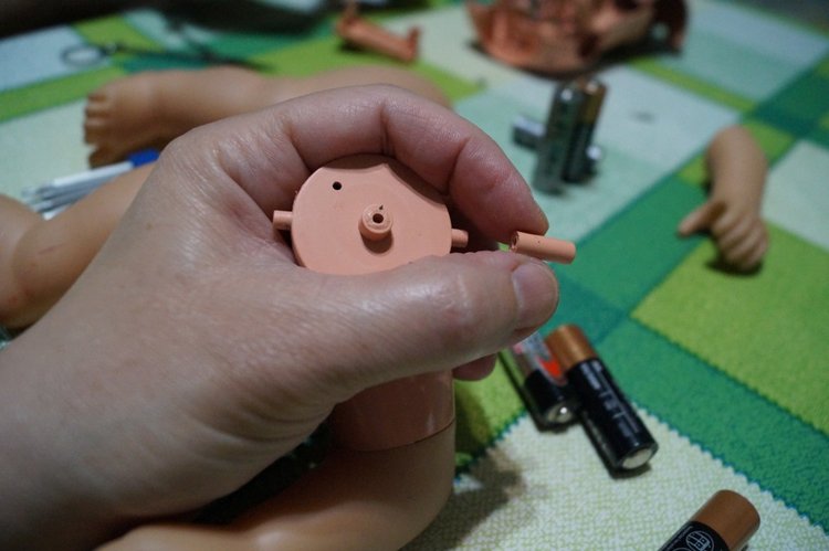 Третья выписка февраля. Сложная пациентка получила помощь нейрохирурга, бегемот Тотоша снова ловит шарики, лепка стоп +