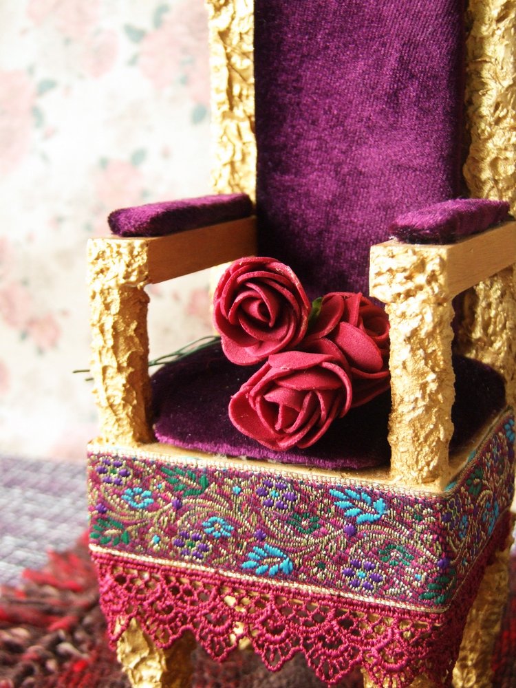 У ног царицы Розы — Мебель для кукол и домиков: фото