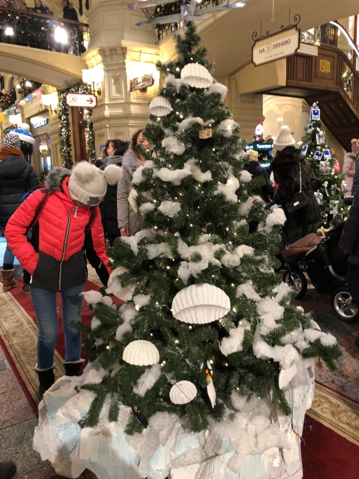 Москва предновогодняя... выставка новогодних елок в ГУМе - очень красиво