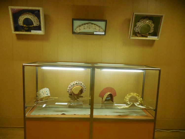 "Девки, жонки и кукольные наряжонки"