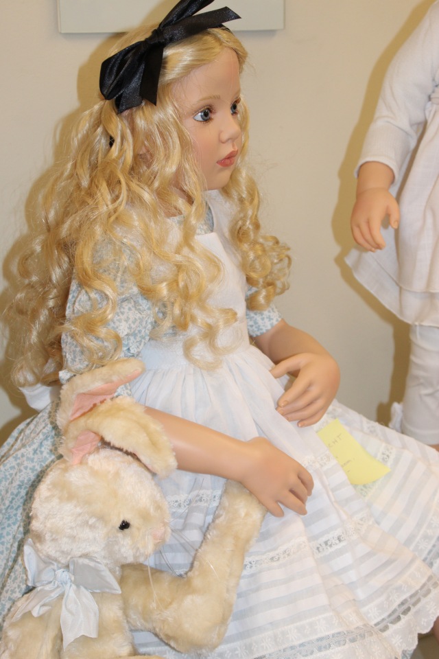 Встреча коллекционеров в магазине. Выбор кукол из новой коллекции Гюнзел. Часть первая - Алиса. ОПРОСНИК (фото 6)