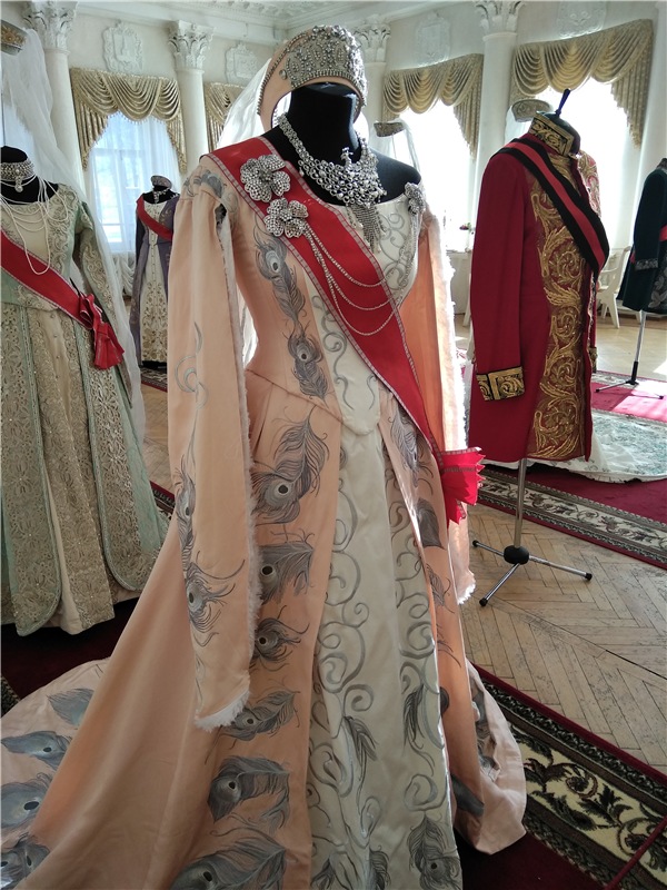 Выставка костюмов к фильму " Матильда"