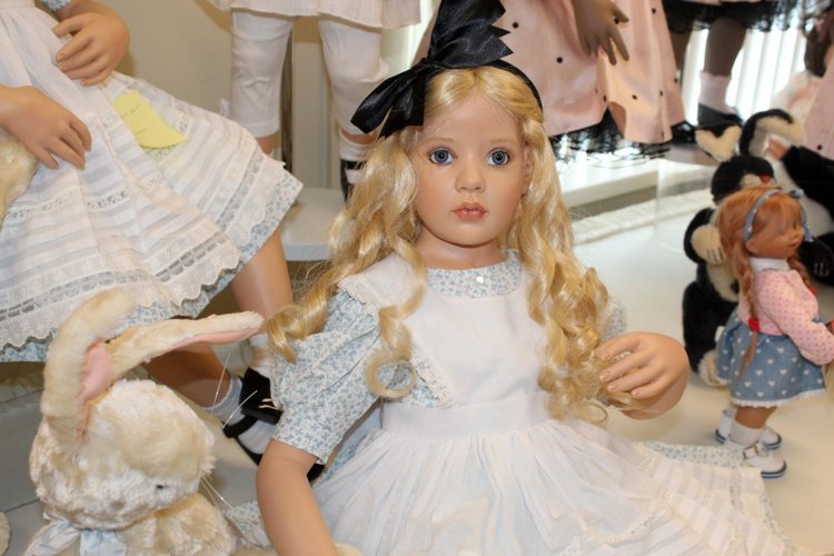 Встреча коллекционеров в магазине. Выбор кукол из новой коллекции Гюнзел. Часть первая - Алиса. ОПРОСНИК