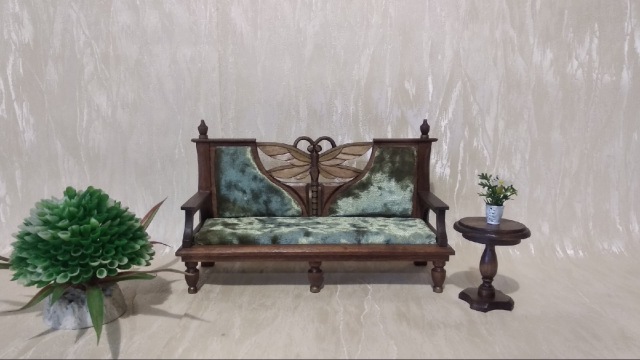 Диванчик под старину — Мебель для кукол и домиков: фото