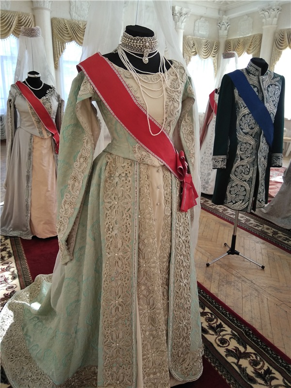 Выставка костюмов к фильму " Матильда"