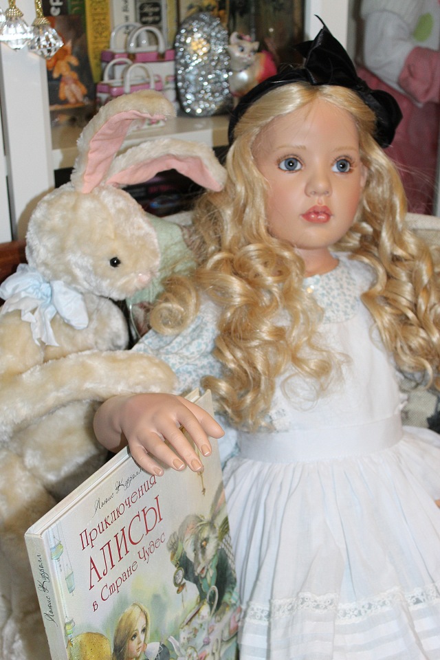 Алиса из Страны Чудес и ее кролик